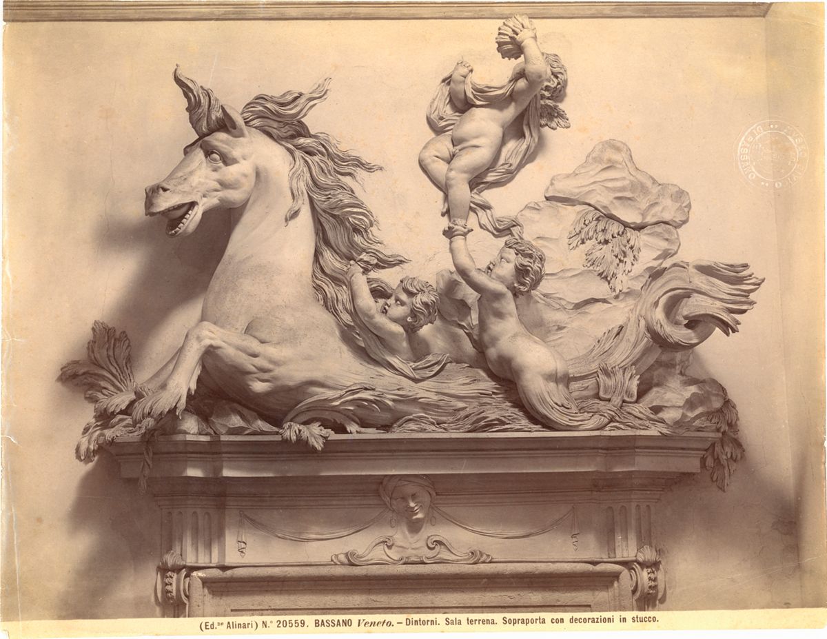 BASSANO Veneto. – Dintorni. Sala terrena. Sopraporta con decorazioni in stucco.