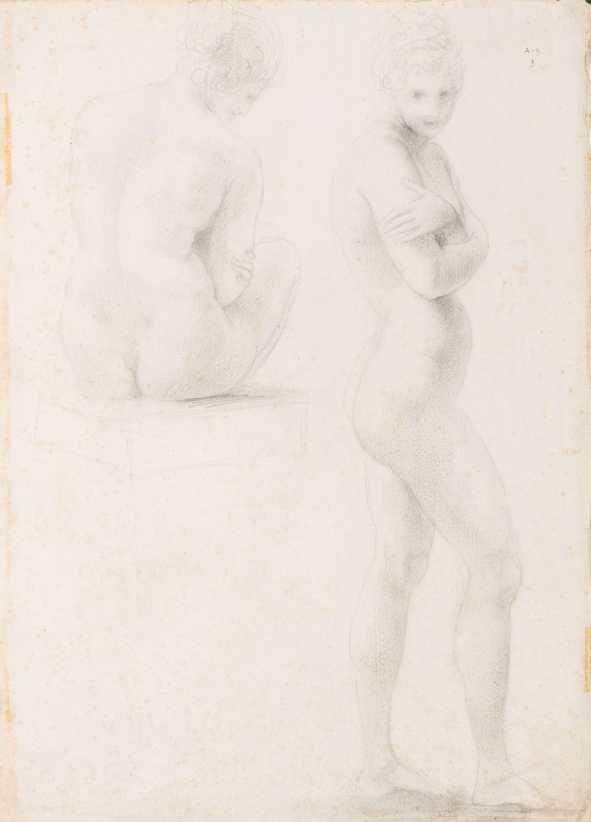 Due figure femminili nude, di cui l’una seduta, di schiena e l’altra stante, di profilo, con le braccia incrociate sul petto